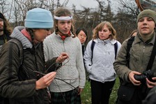 Celie ukazuje houby na exkursi